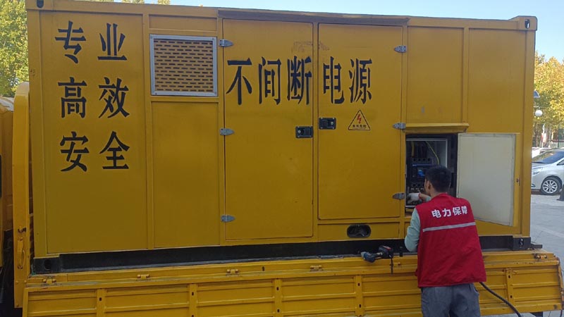向阳柴油发电机组和UPS电源配合使用时，如何避免切换过程中的电力中断？